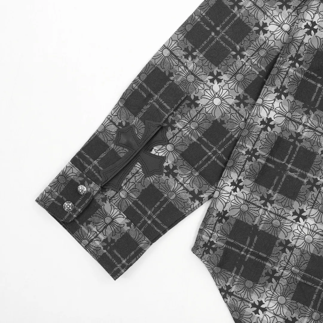 P240 Model No. Y630 CHROME HEARTS/CHROOME HEARTS CH All-over printed dark flower long-sleeved shirt. Custom-woven and dyed pure cotton sesame bottom plaid fabric. The finished fabric is then printed with dark flowers. The whole garment is hand-cut on the grid. The labor cost is high at the end of the year. Genuine leather hand-embroidered sleeves. High-quality distressed children's flower four-button buttons. The first batch on the entire network. Size: S-L